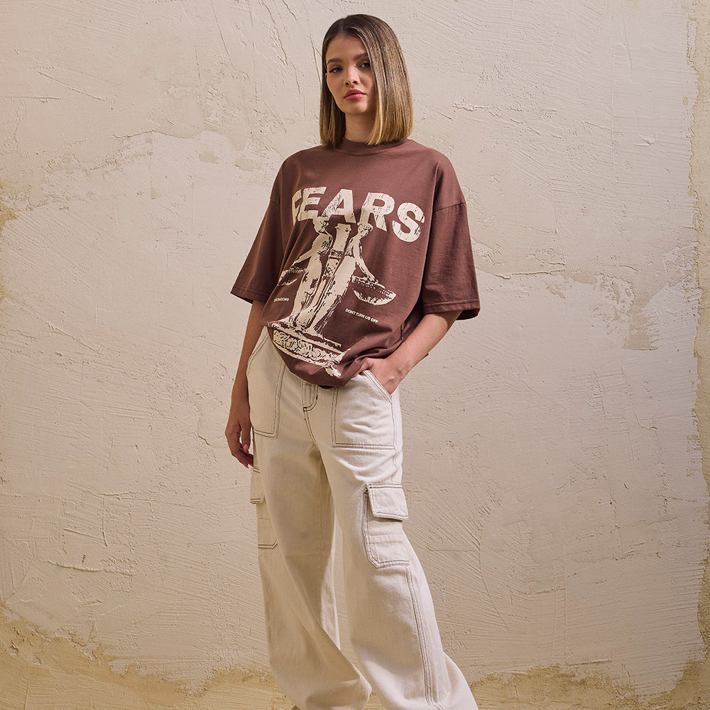 
                      
                        Camiseta oversized our shadows- café
                      
                    