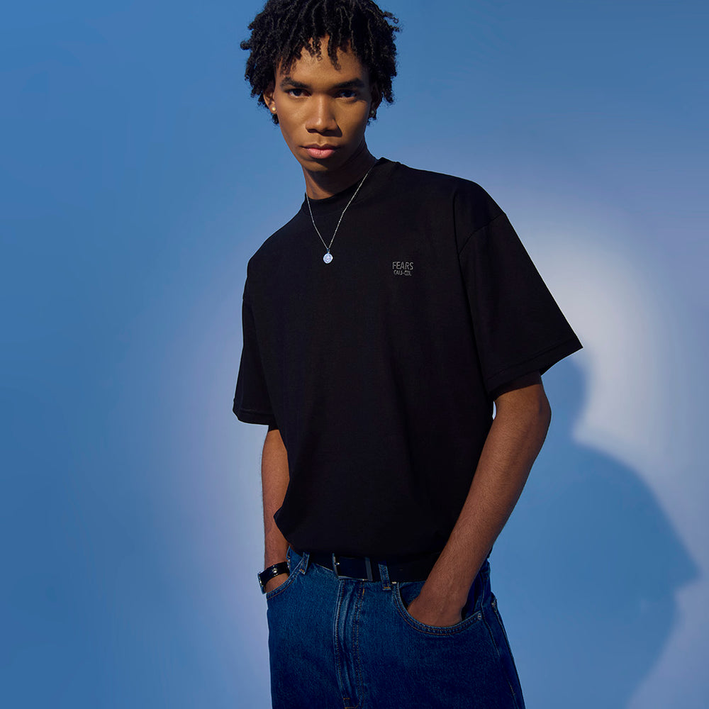 
                      
                        Camiseta básica negra
                      
                    